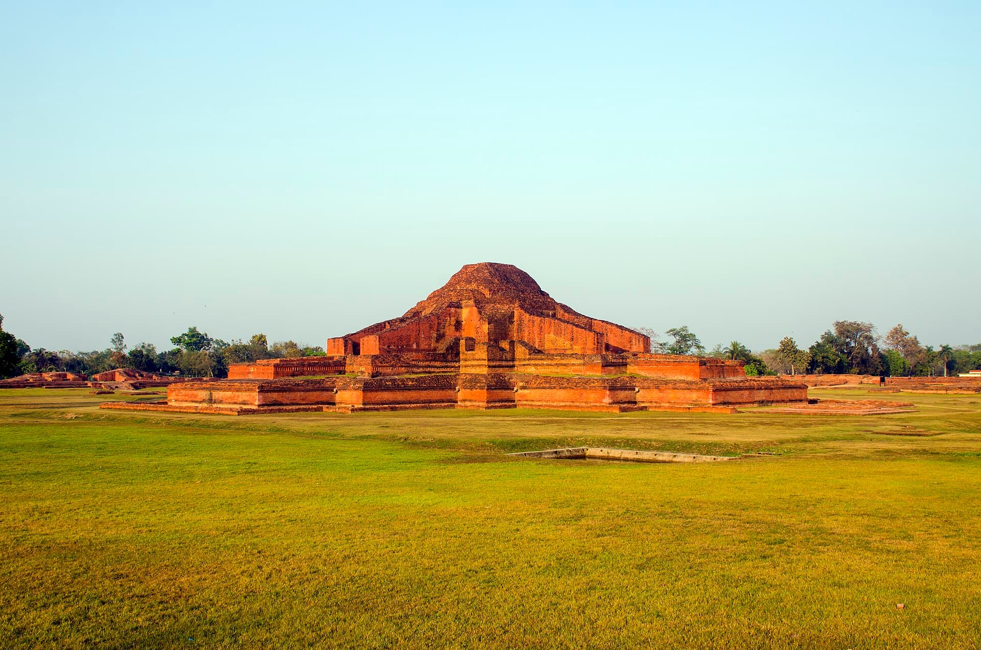 Monk cells lining the outer wall of Somapura Mahavihara
